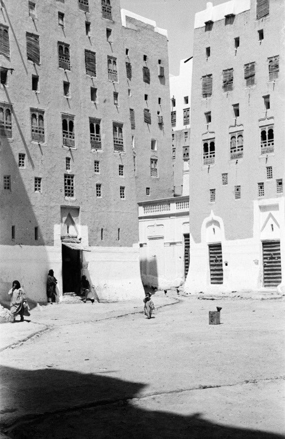 Street in Shibam with tall ...