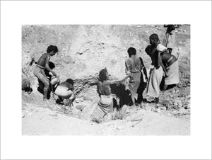 Rashid men digging a well