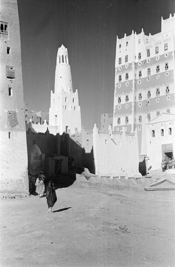 Street at Shibam with high ...