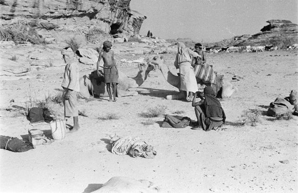 Qahtan men loading up their ...